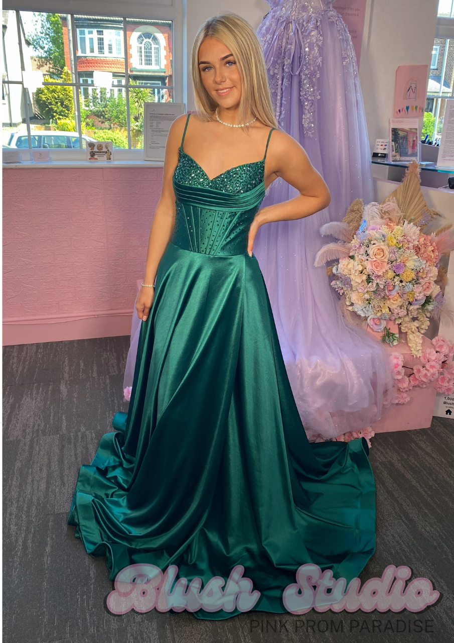 prom dresses uk Nadia -PROM 2027 IS HERE atf-kg-09.08.25 What color accessories go Size1:8 within 15 days